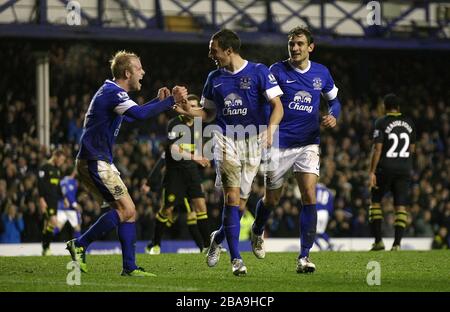 Evertons Phil Jagielka (Center) feiert mit Teamkollege Steven Naismith (links) ihr zweites Tor des Spiels Stockfoto