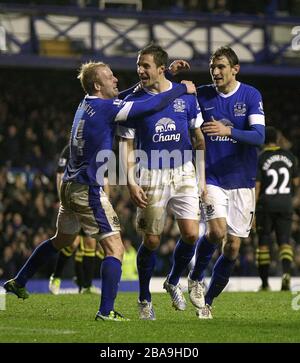 Evertons Phil Jagielka (Center) feiert mit den Teamkollegen Steven Naismith (links) und Nikica Jelavic ihr zweites Tor im Spiel Stockfoto