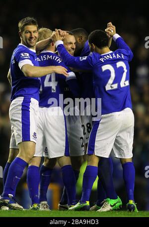 Evertons Leon Osman (Center) feiert mit Teamkollegen ihr erstes Tor des Spiels Stockfoto