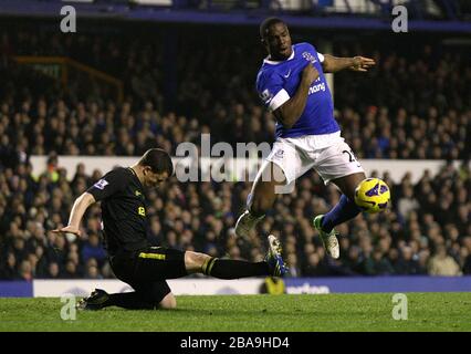 Evertons Victor Anichebe und Gary Caldwell von Wigan Athletic (links) kämpfen um den Ball Stockfoto