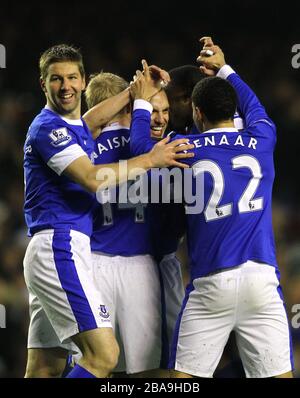 Evertons Leon Osman (Center) feiert mit Teamkollegen ihr erstes Tor des Spiels Stockfoto