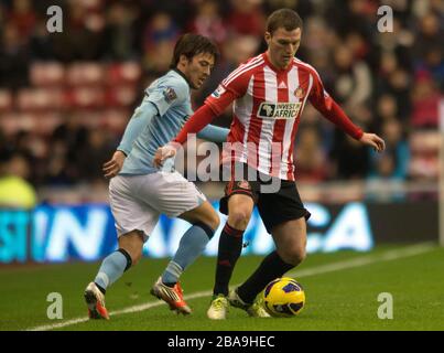 Craig Gardner von Sunderland und David Silva von Manchester City kämpfen um den Ball Stockfoto