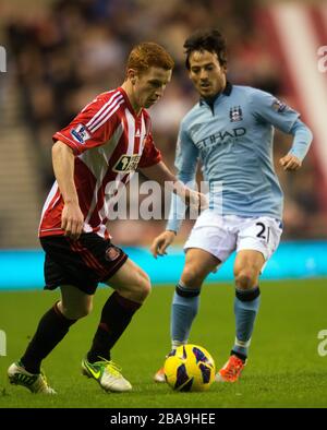 Jack Colback von Sunderland und David Silva (rechts) von Manchester City im Einsatz Stockfoto