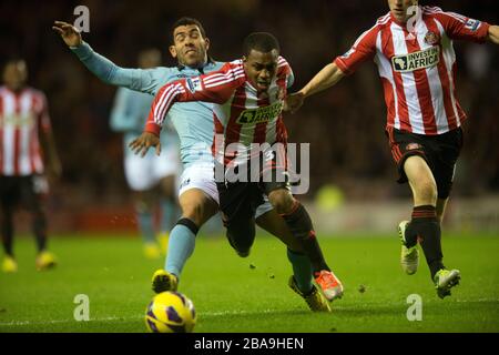 Der Sunderner Danny Rose (Center) und der Manchester City Carlos Tevez (links) kämpfen um den Ball Stockfoto