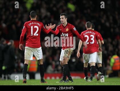 Chris Smalling (links) und Robin van Persie (Mitte) von Manchester United feiern den Sieg nach dem Spiel Stockfoto