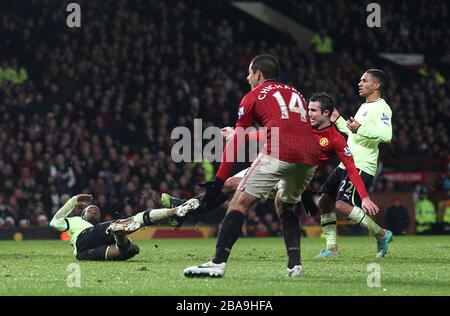 Robin van Persie von Manchester United erzielt das dritte Tor seiner Mannschaft Stockfoto