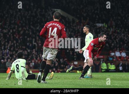 Robin van Persie (rechts) von Manchester United feiert den dritten Treffer seiner Mannschaft Stockfoto