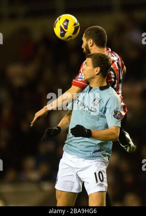 In Aktion sind Carlos Cuellar von Sunderland und Edin Dzeko von Manchester City (rechts) Stockfoto