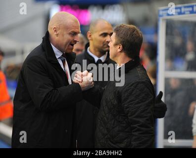 Birmingham City Manager Lee Clark (rechts) und Burnley Manager Sean Dyche (links) schütteln vor dem Anpfiff die Hände Stockfoto