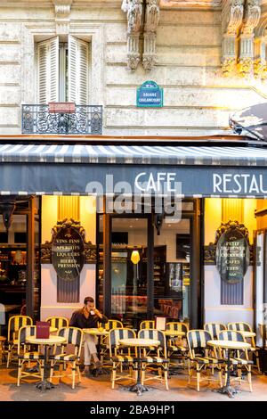 Der Mensch genießt am frühen Morgen Espresso im Café/Restaurant Le Cépage Montmartrois in Montmartre, Paris, Frankreich Stockfoto