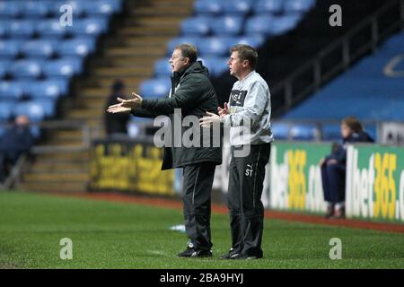 Der Manager von Coventry City Mark Robins (links) und der erste Teamcoach Steve Taylor (rechts) auf der Touchline Stockfoto