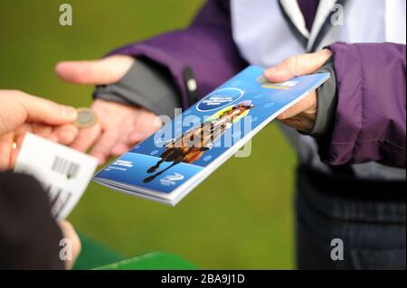 Rennkarten für das William Hill Winter Festival werden rund um die Rennbahn Kempton Park verkauft Stockfoto