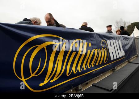 Detaillierte Beschreibung der William Hill Beschilderung auf der Rennbahn Kempton Park Stockfoto