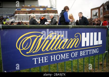 Detaillierte Beschreibung der William Hill Beschilderung auf der Rennbahn Kempton Park Stockfoto