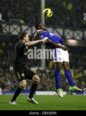 Gary Caldwell von Wigan Athletic und Victor Anichebe von Everton (rechts) im Einsatz Stockfoto