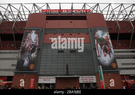 Eine Bronzestatue des Bildhauers Philip Jackson von Manchester United's Manager Sir Alex Ferguson steht außerhalb des Standes von Sir Alex Ferguson Stockfoto