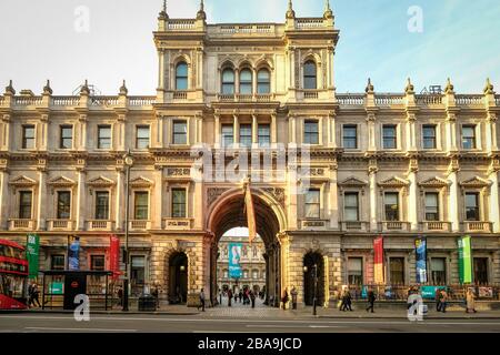 LONDON - Außenansicht der Royal Academy of Arts im Londoner Stadtteil Upmarket Mayfair. Stockfoto