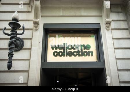 LONDON - Außenansicht der Wellcome Collection an der Euston Road, London. Ein Museum für medizinische Antiquitäten. Stockfoto