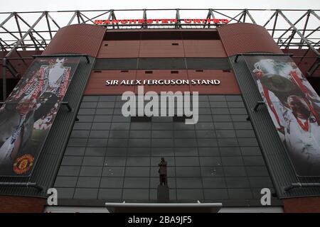 Eine Bronzestatue des Bildhauers Philip Jackson von Manchester United's Manager Sir Alex Ferguson steht außerhalb des Standes von Sir Alex Ferguson Stockfoto