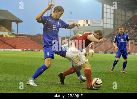 Nikola Zigic (links) von Birmingham City in Aktion mit Stephen Dawson von Barnsley Stockfoto