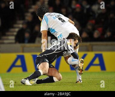 Sale Sharks' Danny Cipriani (links) greift Worcester Warriors Semi Taulave an Stockfoto