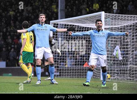 Der Manchester-City-Edin Dzeko (links) feiert mit seinem Teamkollegen Sergio Aguero (rechts), nachdem er das zweite Tor seiner Mannschaft erzielt hatte Stockfoto