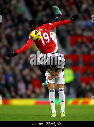Der von Manchester United getragener Kampf um den Ball um Danny Welbeck (links) und West Bromwich Albion um Peter Odemwingie Stockfoto