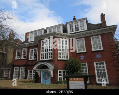 LONDON - das Freud Museum London, Exterieur. Ein Museum, das Sigmund Freud im Gebiet Camden im Nordwesten Londons gewidmet ist Stockfoto