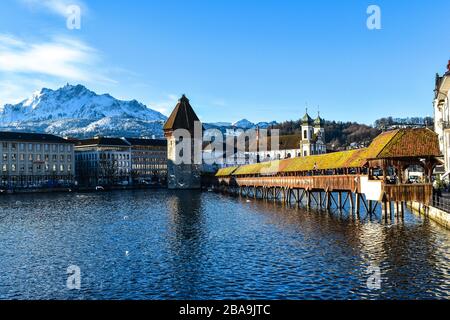 Die Chapel Bridge in Luzern ist die älteste erhaltene Fachwerkbrücke der Welt Stockfoto