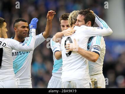 Chelseas Frank Lampard (rechts) feiert mit Teamkollegen, nachdem er das Auftakttor seines Teams erzielt hat Stockfoto