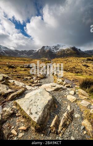 Der felsige Pfad, der zum Lake Idwal und zum Glyder Fawr in Snowdonia, Wales führt Stockfoto