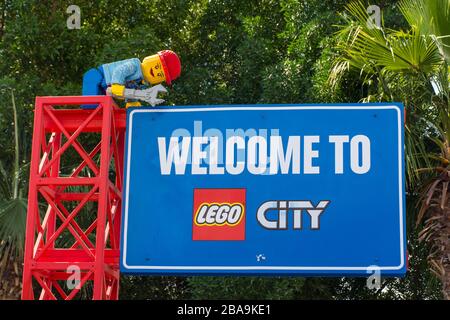 "Dubai, Dubai/Vereinigte Arabische Emirate - 03/07.2020: LEGOLAND Dubai Amusement Park Blue Willkommen beim Stadtschild. Luxusreisen" Stockfoto