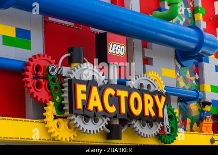 "Dubai, Dubai/Vereinigte Arabische Emirate - 03/07.2020: LEGOLAND Dubai Amusement Facotry Lego Sign. Luxusreisen" Stockfoto