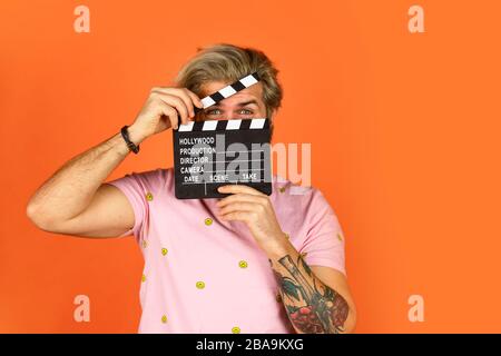 Schauspielercasting. Aufnahmeszene. Lieblingsserie. Kinoproduktion. Kreativer Produzent. Bärtiger Mann hält Filmklapper. Filmhersteller. Platz für das Kopieren auf dem Clapperboard. Comedy oder Drama. Film ansehen. Filmregisseur. Stockfoto