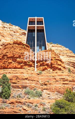 SEDONA, ARIZONA - 13. APRIL 2018: Die Heilig-Kreuz-Kapelle in sedona. Die Römisch-Katholische Kapelle wurde 1957 in den Buttes von Sedona eingebaut. Stockfoto