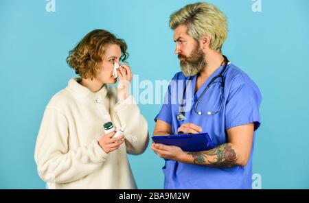 Arzt kommuniziert mit Frau. Medizinische Behandlung. Symptome einer Virusinfektion. Medizinische Hilfe. Bitten Sie um Beschwerden. Tests und Bestrahlung verschreiben. Diagnosekonzept. Arbeiten Sie mit kranken Patienten. Krankengeschichte. Stockfoto