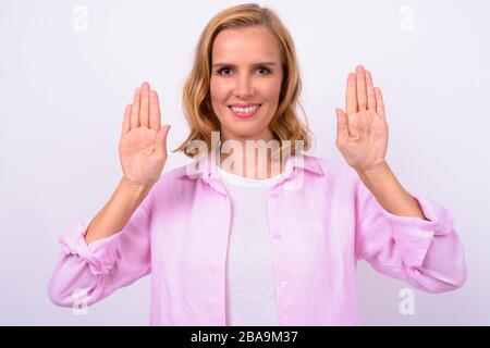 Porträt einer schönen, glücklichen blonden Frau, die Handfläche zeigt Stockfoto