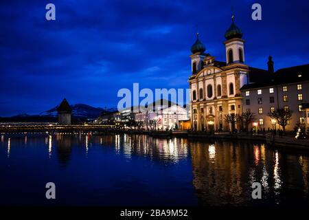 Jesuitenkirche und die Kapellbrücke in Luzern Stockfoto