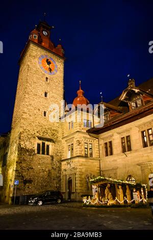 Die Rathausuhr in Luzern Stockfoto