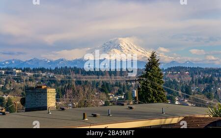 Blick auf den Mount Rainier von des Moines, Washington. Stockfoto