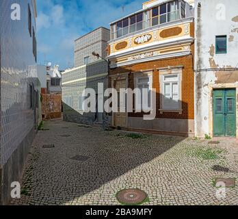 Olhao, Algarve, Portugal - Februar 2020: Fliesen an den Fassaden der Häuser Stockfoto