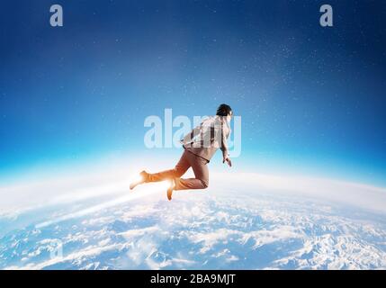 Geschäftsmann in Anzug und Aviator hat fliegen im Himmel Stockfoto