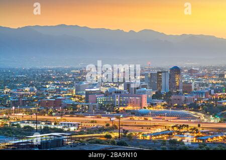 Tucson, Arizona, USA Downtown Skyline der Stadt mit Bergen in der Dämmerung. Stockfoto