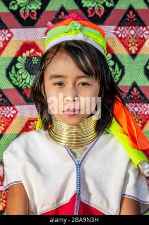 Porträt eines jungen Padaung-Mädchens in traditioneller Kleidung und mit Metallringen am Hals. Februar 2019 In Myanmar Statt. Stockfoto