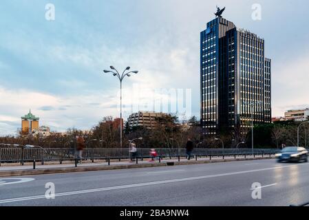 Madrid, Spanien - 8. März 2020: Stadtbild der Castellana Avenue und Juan Bravo Brücke bei Sonnenuntergang Stockfoto