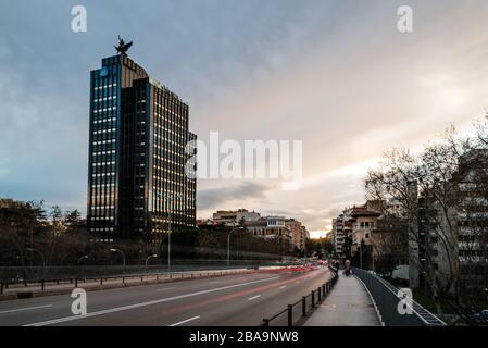 Madrid, Spanien - 8. März 2020: Stadtbild von Madrid bei Sonnenuntergang. Juan Bravo Brücke über die Castellana Avenue Stockfoto