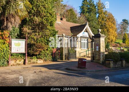 Die Torhütte zum Calverley Grounds, heute eine Zahnarztpraxis, Tunbridge Wells, Kent, Großbritannien Stockfoto