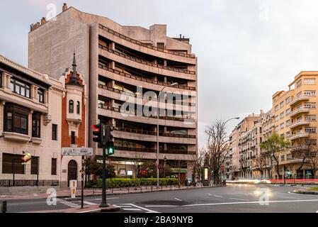 Madrid, Spanien - 8. März 2020: Stadtbild des Ruben Dario Platzes bei Sonnenuntergang mit leichten wegen Stockfoto