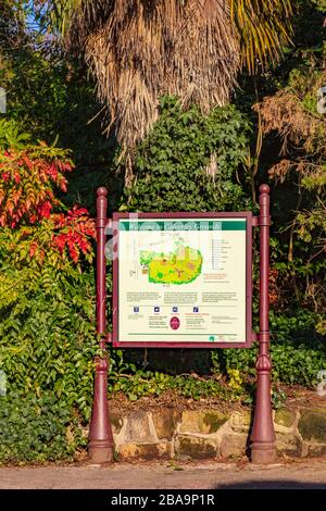 Ein Hinweisschild am Eingang zum Calverley Grounds, einem Park inmitten von Tunbridge Wells, Kent, Großbritannien Stockfoto