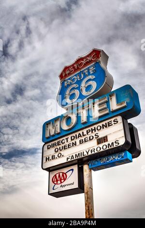 Vintage Motelschild entlang der historischen U.S. Route 66, Seligman, Arizona, USA Stockfoto